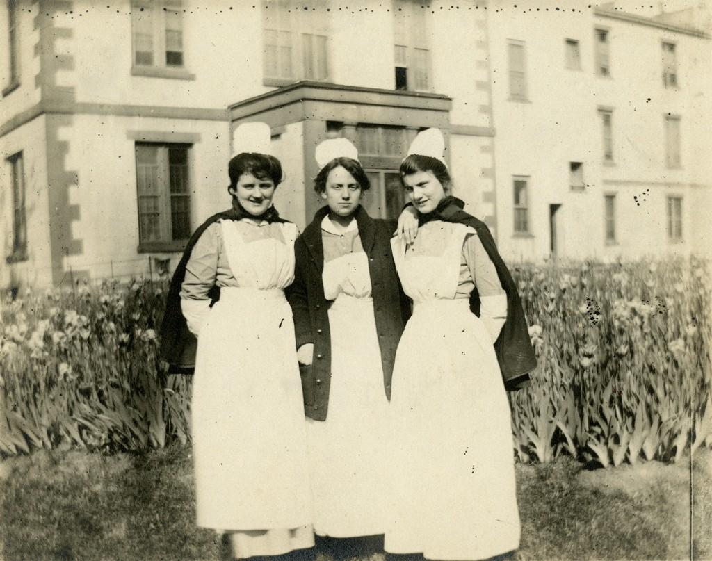 Three unidentified student nurses, c. 1903-1904